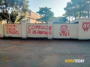 Blitz no vax al Bambino Gesù, imbrattati i muri e scritte contro i medici: "Pediatri boia nazisti"