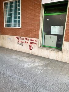 "I politici pro vaccini uccidono i bambini": no vax vandalizzano la sede del Pd