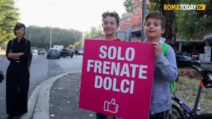 VIDEO | Cuscini per proteggere le strisce pedonali: il flash mob con l'11enne investita vicino alla scuola