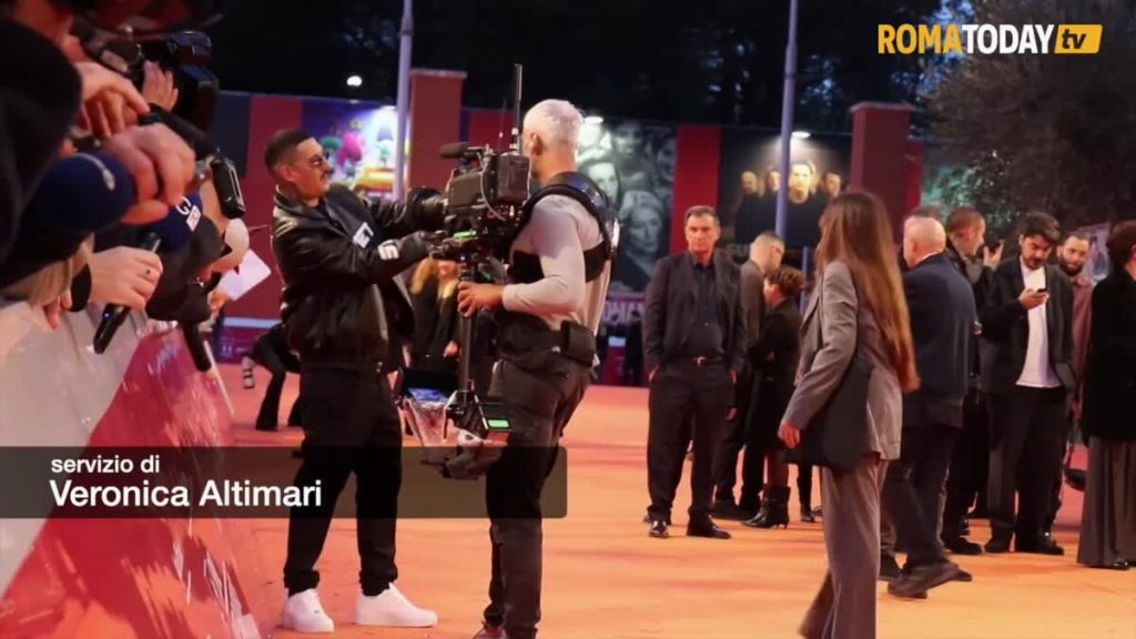 VIDEO | Salmo, Noyz Narcos e Dario Argento: lo strano trio si prende il red carpet della Festa del Cinema di Roma