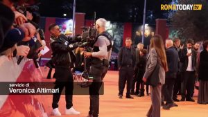 VIDEO | Salmo, Noyz Narcos e Dario Argento: lo strano trio si prende il red carpet della Festa del Cinema di Roma