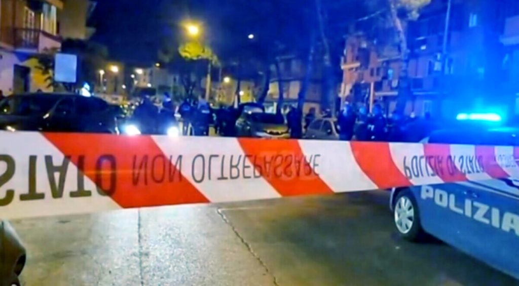 Armato di machete ferisce due uomini in strada e scappa. Uno in pericolo di vita