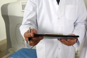 Il medico picchiato e ridotto in fin di vita dal paziente che lo accusa di avergli dato la terapia sbagliata