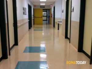 Ricoverato in ospedale ruba cellulari a medici e pazienti: scoperto picchia poliziotto e guardia giurata