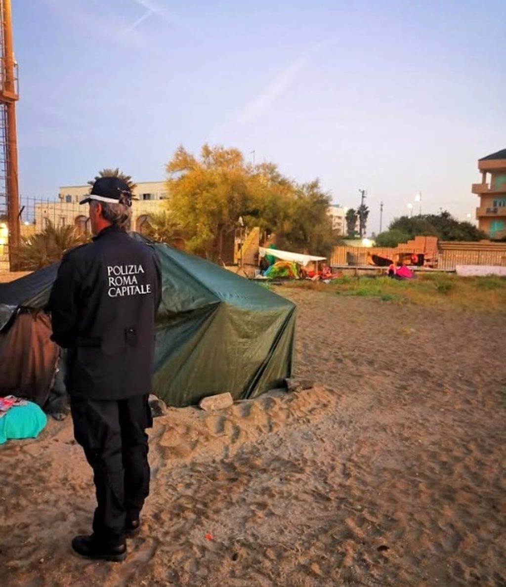 Ostia, accampamenti abusivi in spiaggia: blitz dei vigili