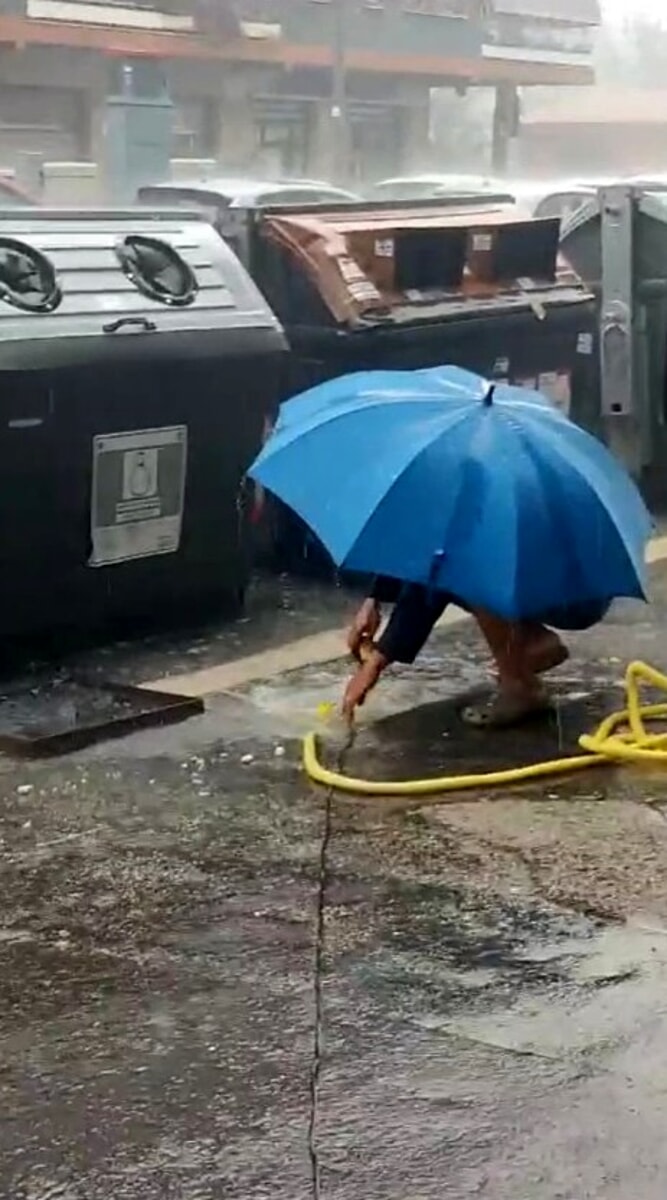 Maltempo, piove e Ostia si allaga: residenti sturano tombini. Fiume d'acqua per le strade