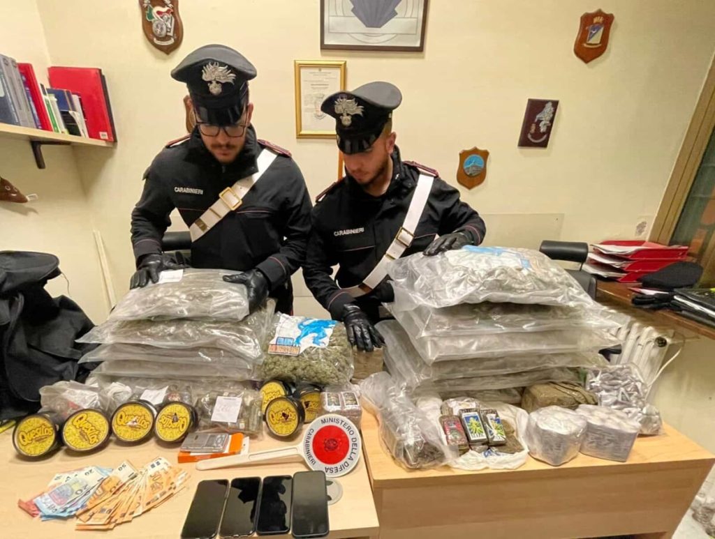 Fermati con 32 chili di droga su un'auto a noleggio