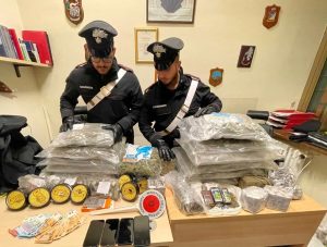 Fermati con 32 chili di droga su un'auto a noleggio