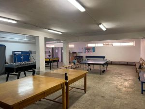 I 300 studenti rimasti senza palestra. L’unica alternativa è il ping pong nel seminterrato
