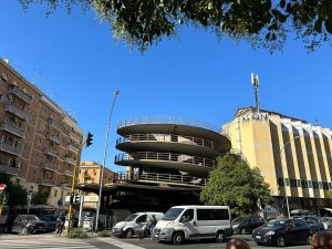 Il parcheggio multipiano di San Giovanni è diventato “uno squat”