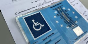 Stop ai furbetti dei pass disabili. Cambiano le regole per Ztl, corsie preferenziali e stalli di sosta