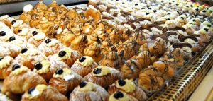 Ladro in pasticceria: fermato mentre scappa con il registratore di cassa