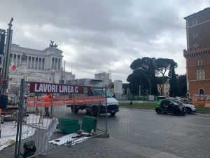 Piazza Venezia in tilt per il traffico: i tassisti voglio via dei Fori imperiali aperta, i lavoratori lo smart working