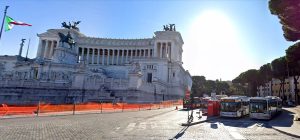 Malore a bordo del bus: morto un passeggero a piazza Venezia