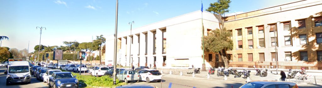 Incidente davanti all'università: si scontrano auto e scooter, ferita una studentessa