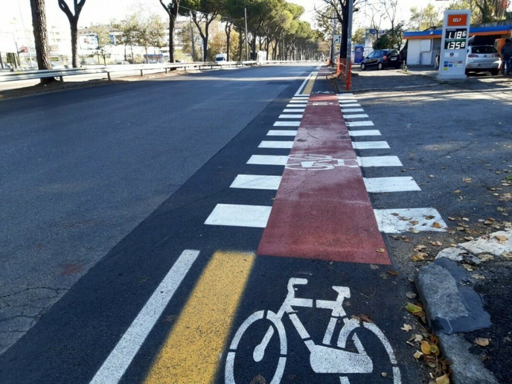 La ciclabile Prenestina si allaga con due gocce di pioggia: "Gualtieri intervenga sui tombini"