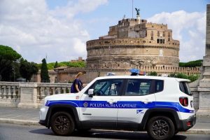 Roma, lite tra ambulanti abusivi: 29enne spinto giù dalle scale. È in pericolo di vita