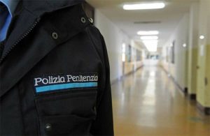 Aggressione in carcere, detenuto colpisce agente con un calcio al torace