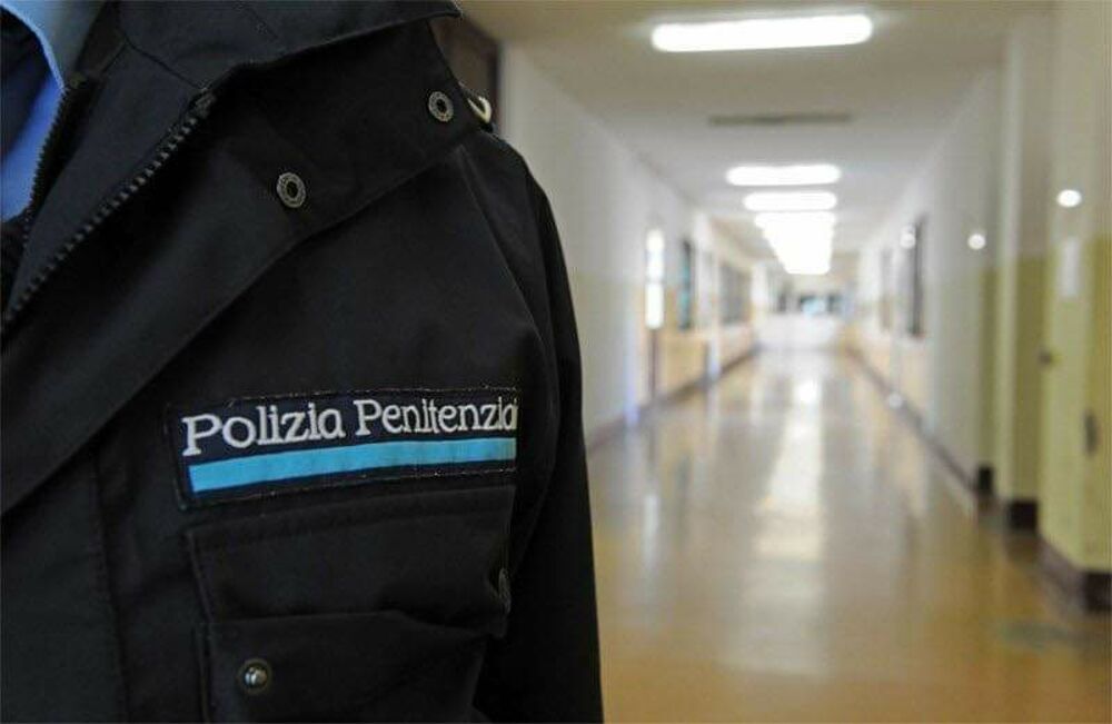 Aggressione in carcere, detenuto colpisce agente con un calcio al torace