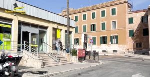 Intascavano buoni fruttiferi di persone morte con l'aiuto di una dipendente infedele di Poste