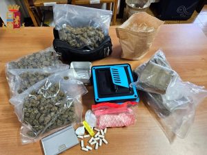 La fila sul pianerottolo e il via vai di clienti nel palazzo. L'appartamento è una base di spaccio