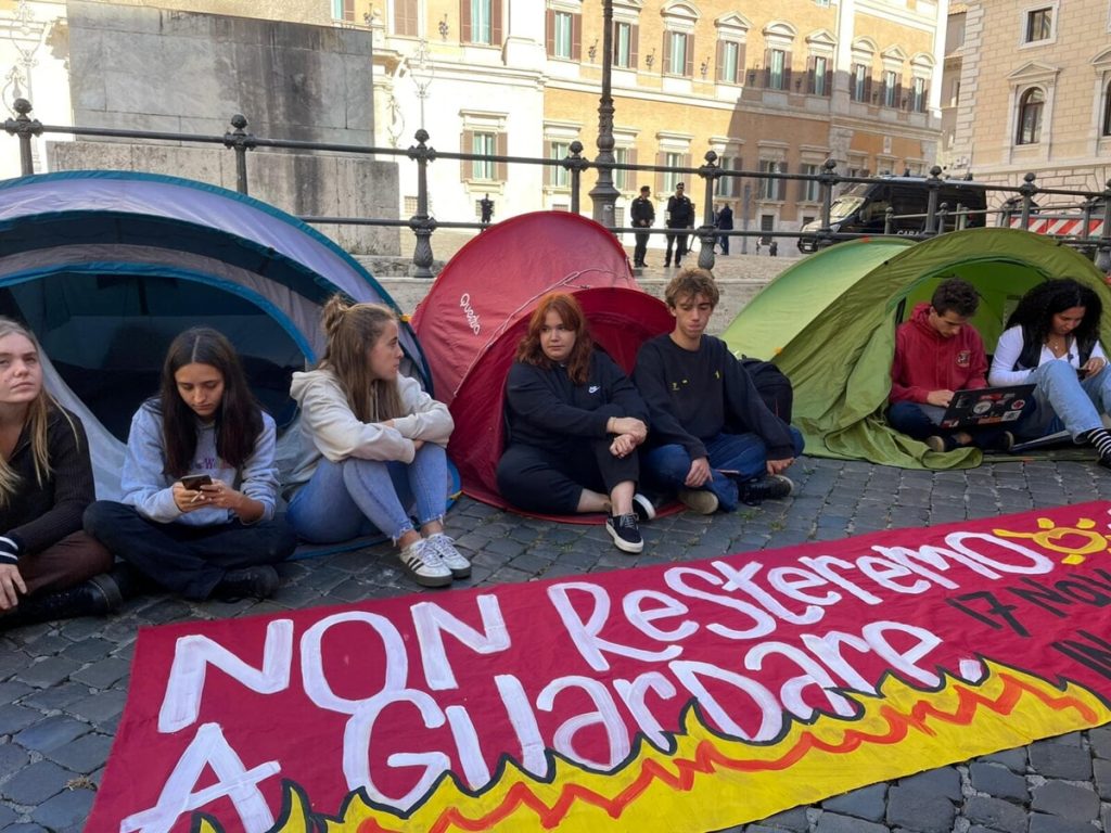Studenti montano le tende in piazza Montecitorio: "Non resteremo a guardare"