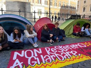 Studenti montano le tende in piazza Montecitorio: "Non resteremo a guardare"