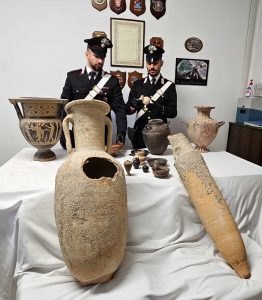 Il furgone carico di reperti archeologici risalenti all'epoca romana