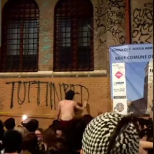 Malamovida a San Lorenzo, notte da incubo per i residenti tra cori, fumogeni e musica a tutto volume