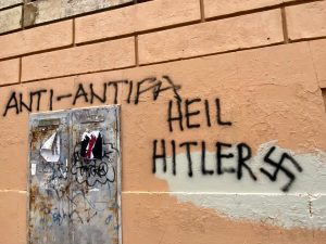 Scritte nazifasciste sui muri del liceo Tasso
