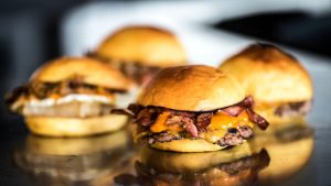 Smash burger, caffè specialty e cene segrete. Sta per aprire il bar più pazzo di Roma