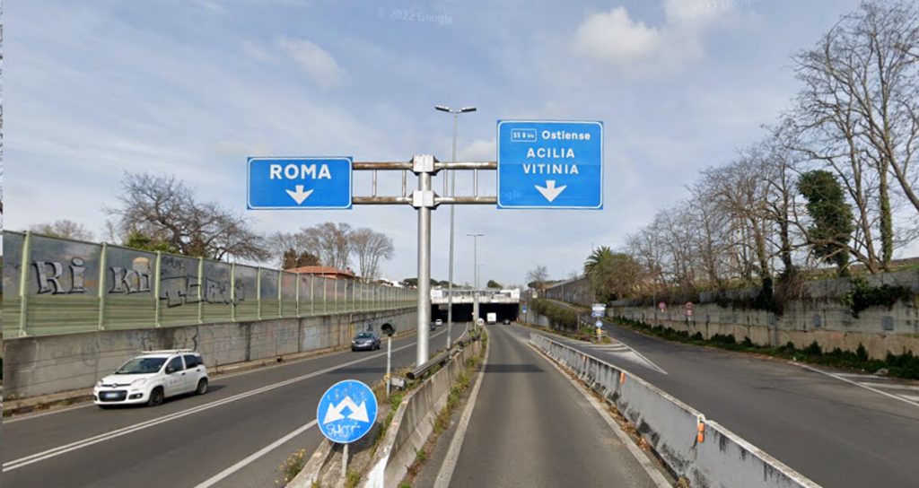 Auto in fiamme nel sottopasso della via del Mare: galleria chiusa due ore