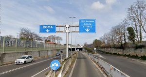 Auto in fiamme nel sottopasso della via del Mare: galleria chiusa due ore