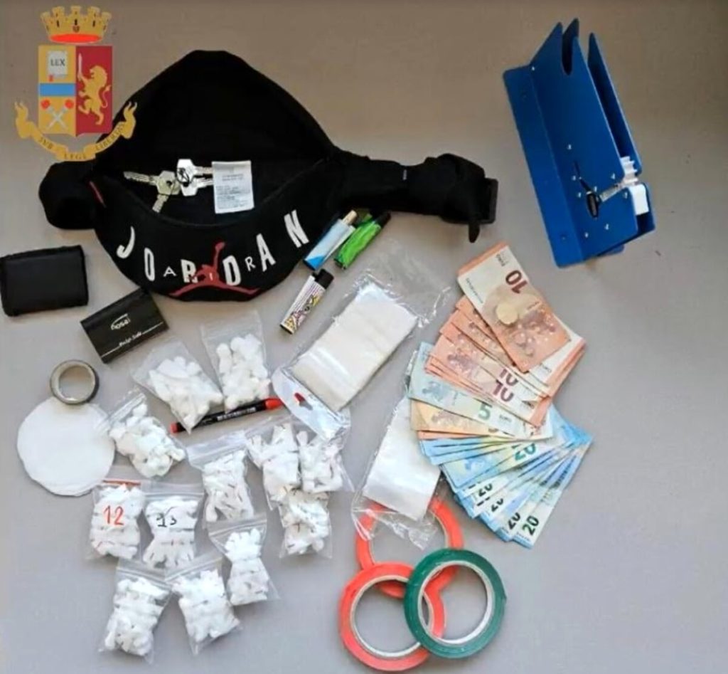 Tor Bella Monaca, la droga per lo spaccio nascosta nel passaruota dell'auto o nella sigaretta elettronica