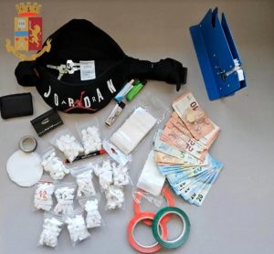 Tor Bella Monaca, la droga per lo spaccio nascosta nel passaruota dell'auto o nella sigaretta elettronica