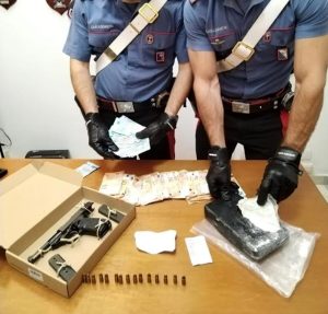 Litigano e la minaccia con la pistola, lei chiama i carabinieri: in casa trovata cocaina per lo spaccio