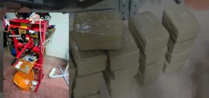 Un box auto come fabbrica dello spaccio: sequestrati 15 chili di hashish