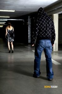 "Se non torni con me ti sgozzo": minaccia la ex e le figlie, poi si presenta sotto casa loro