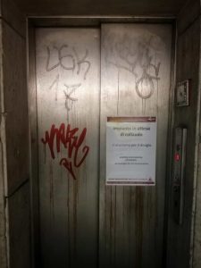 La burocrazia spegne ascensori e scale mobili della metro di Roma. Gli impianti sono pronti, ma non possono ripartire