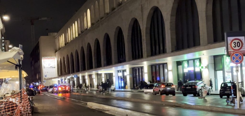 Termini: accoltellato davanti al McDonald's con una roncola, l'aggressore fermato in stazione