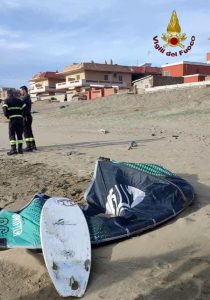 Surfista muore annegato in mare a Torvajanica