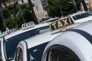 Apre il taxi con un jammer e ruba soldi e portafogli del tassista