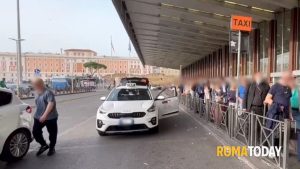 Sui taxi è scontro Gualtieri-governo: "Decreto per aumento delle licenze è fatto male"