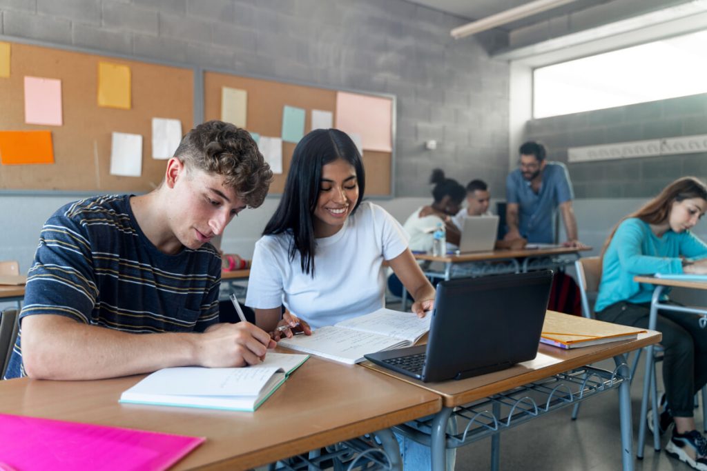Crescere ed istruirsi tra consapevolezza, bilinguismo e multiculturalità