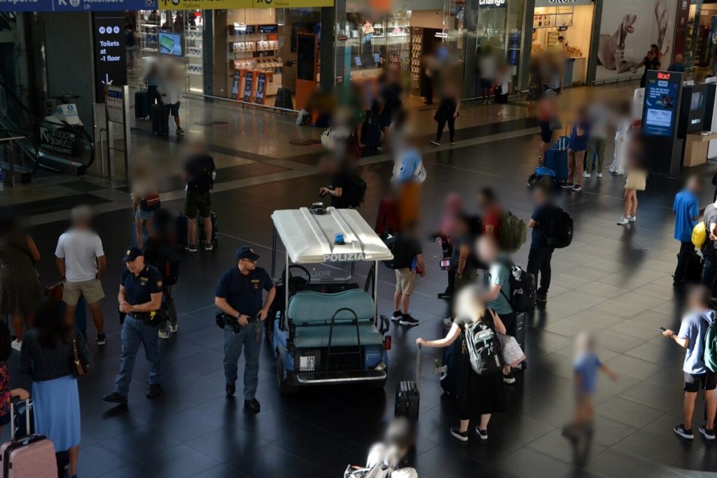 Termini: carta stagnola per eludere il sistema anti taccheggio, ladro in manette