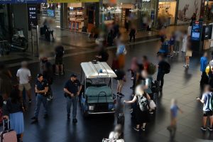 Termini: carta stagnola per eludere il sistema anti taccheggio, ladro in manette