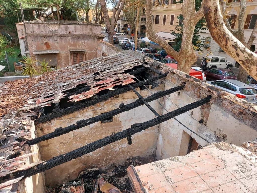 Incendio a Monteverde, dalla proprietà dell'immobile all'amianto nel tetto. Tutti i punti oscuri della vicenda