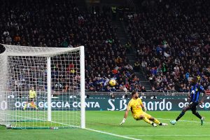 Inter-Roma 1-0: Thuram brucia Llorente e illumina San Siro. Per Lukaku solo fischi