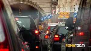 A Roma smog fuori controllo, il Campidoglio raccomanda di usare la bici o andare a piedi