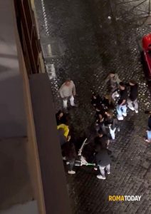 Calci alle porte di casa e liti con i residenti. A Trastevere la malamovida entra nei portoni dei palazzi